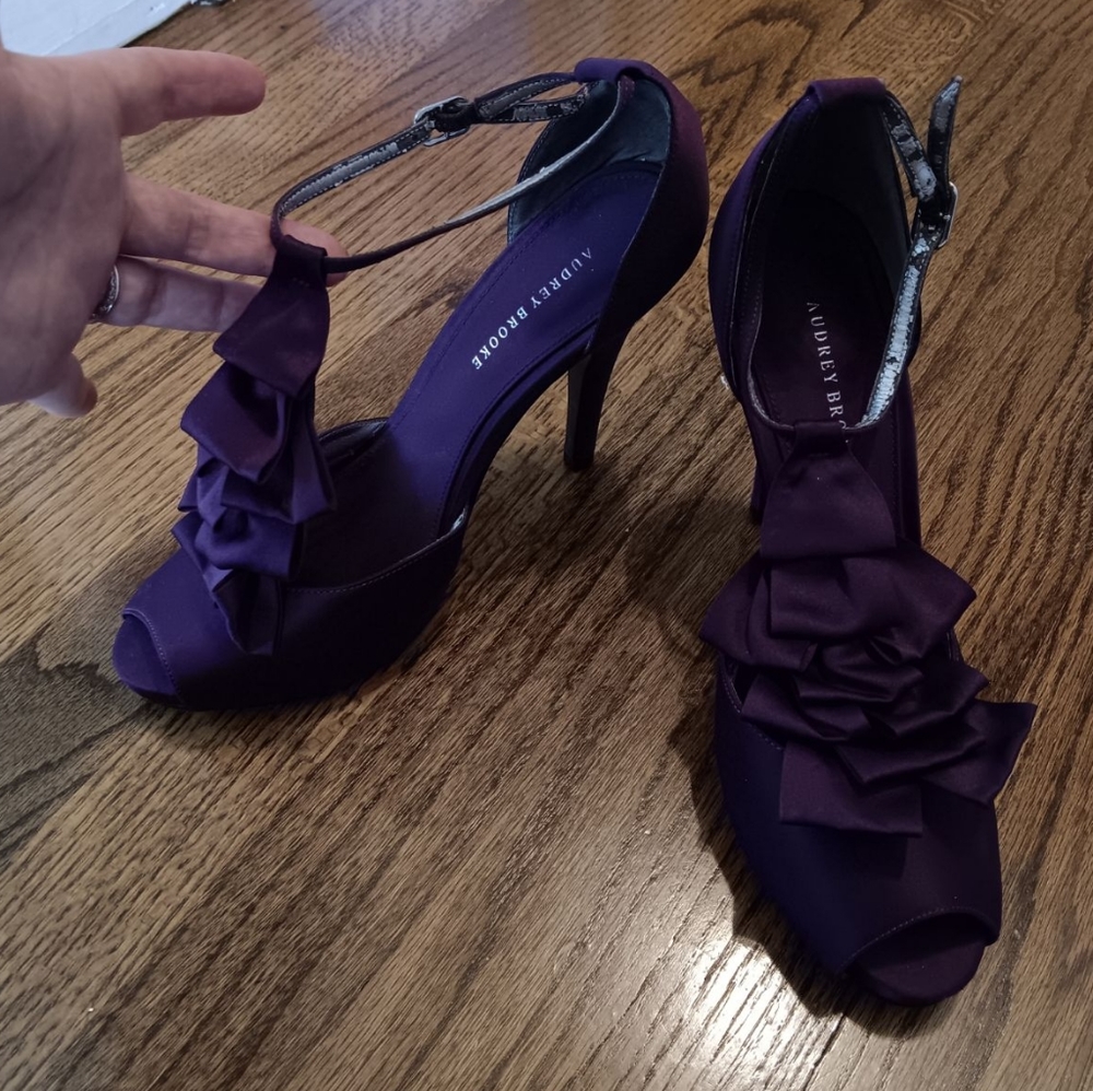 Audrey Brooke open-toe purple satin ruffled heals great condition size 8